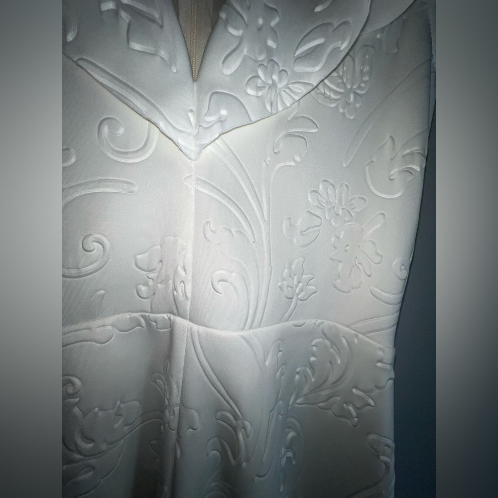 Alexis Westman Floral Embossed Romper Off White Ivory Sleeveless Ruffle Sz M 615 - Picture 3 of 5